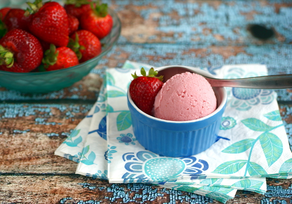 Candida diet, sugar-free, vegan strawberry ice cream recipe 
