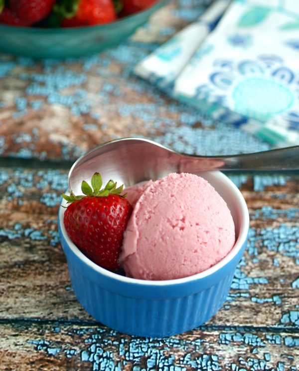 rich, creamy bowl of strawberry ice cream without sugar, eggs or dairy